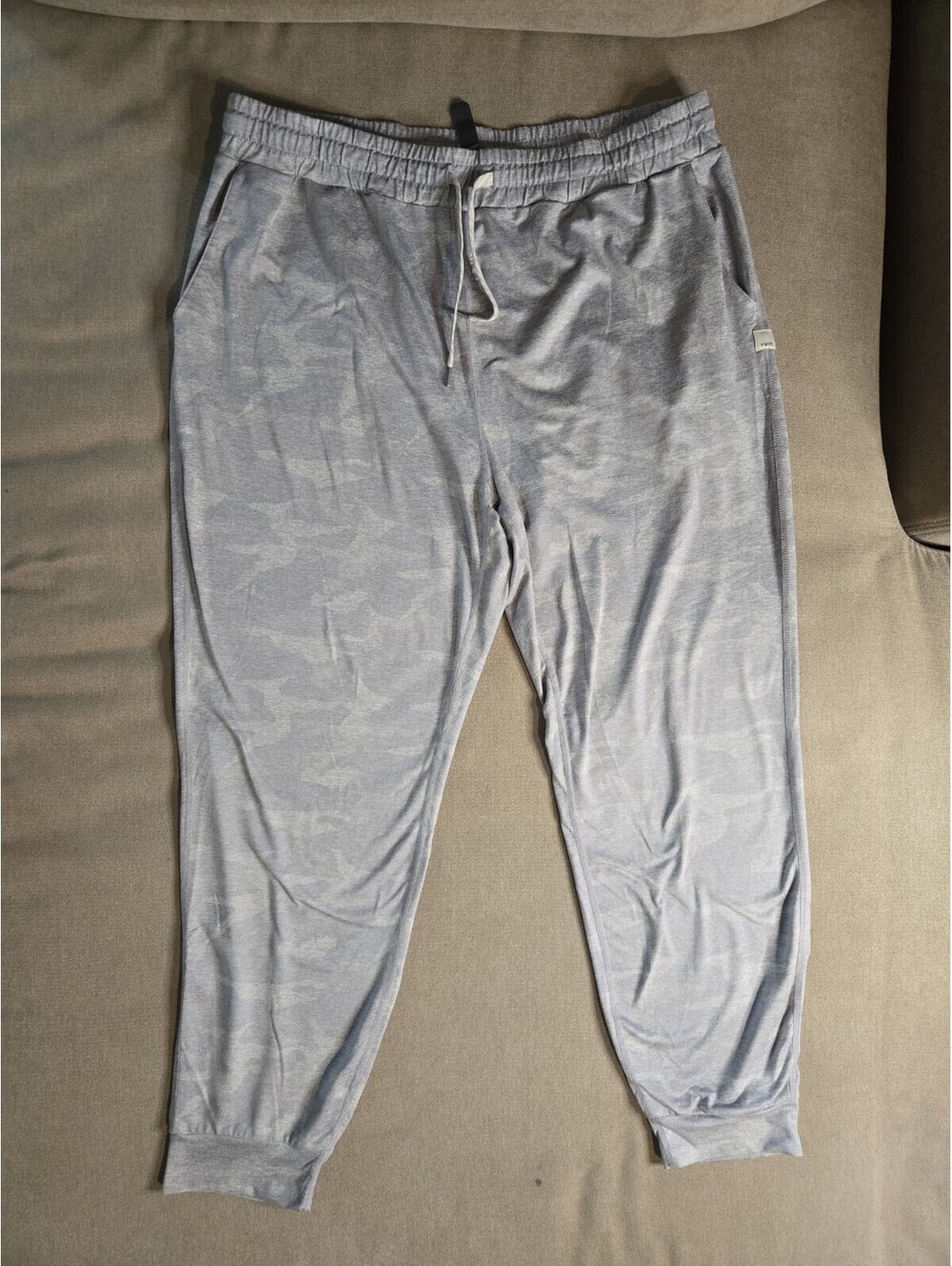 Vuori Joggers Womens Small XL Gray Camo Performance Jogger Gym Running Pants